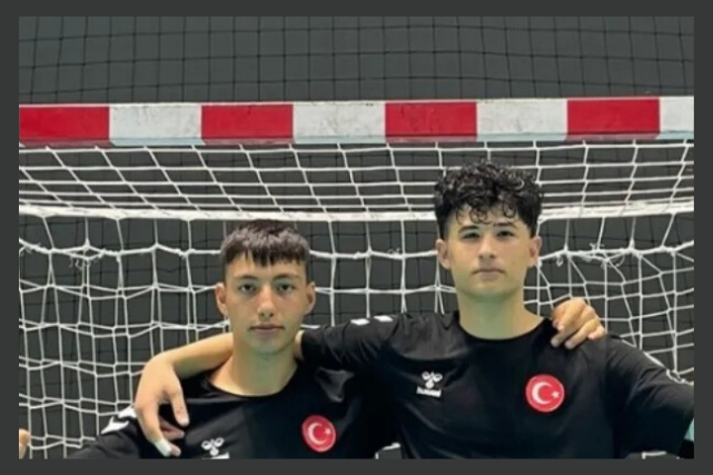 İzmir Seferihisar ilçesinden yetişen iki genç hentbolcu Sami Karagöl ve