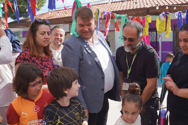 Seferihisar’da Doğa, Çocuk ve Sanat Buluştu Tepecik Mahallesi Sosyal Tesisleri’nde düzenlenen 5. Seferihisar Çocuk Festivali, “Ormanın