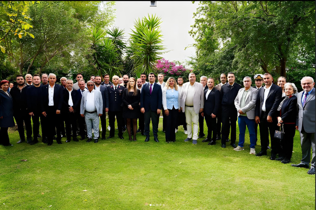 Seferihisar’da 19 Ekim Muhtarlar Günü, Cumhuriyet Meydanı’nda düzenlenen törenle kutlandı.Törene