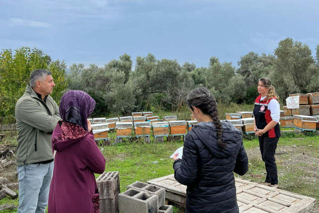 Seferihisarlı Kadın Girişimci Emine Kaptan, Uzman Eller Projesiyle Bal Üretimine