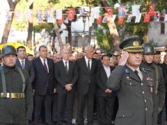 Seferihisar, ATA’sını karanfillerle andı
