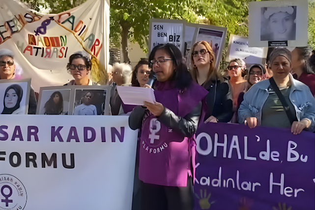 Seferihisarlı kadınlardan sert tepki: Şiddet kader değildir Seferihisar Kadın Platformu üyeleri, kadına yönelik şiddet ve artan iş
