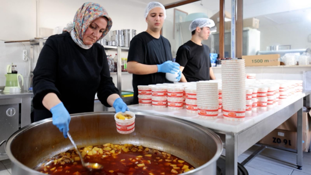 Seferihisar Belediyesi, sosyal belediyecilik kapsamında ihtiyaç sahibi 250 vatandaşa günlük