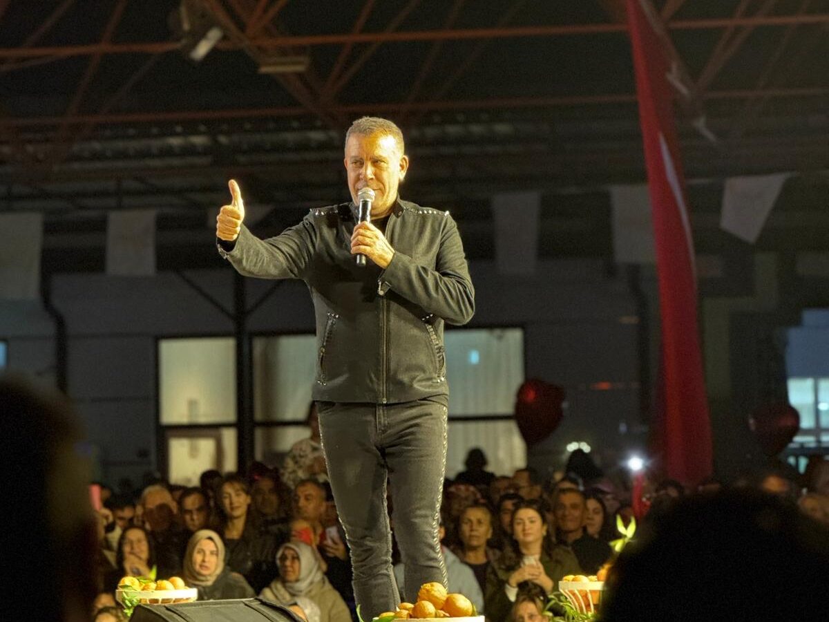 Seferihisar’da turuncu bayram: 25. Mandalina şenliği Haluk Levent ile coştu Seferihisar’ın simgesi Mandalina Şenliği 25. kez düzenlendi. Haluk Levent’in sahne