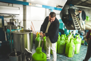 Seferihisar Belediyesi Beyler Zeytinyağı Fabrikası yeni sezonu açtı. Üreticiden sadece