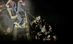İzmir’in Seferihisar ilçesi açıklarında Sahil Güvenlik ekiplerinin dikkati kaçak geçişi