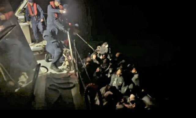 İzmir’in Seferihisar ilçesi açıklarında Sahil Güvenlik ekiplerinin dikkati kaçak geçişi