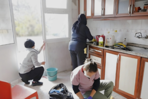 Seferihisar Belediyesi ekipleri, sosyal belediyecilik çalışmaları kapsamında ihtiyaç sahibi bir