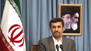 Ahmedinejad, rejim içinde bazen "muhalif" bir tonda olsa da devletin