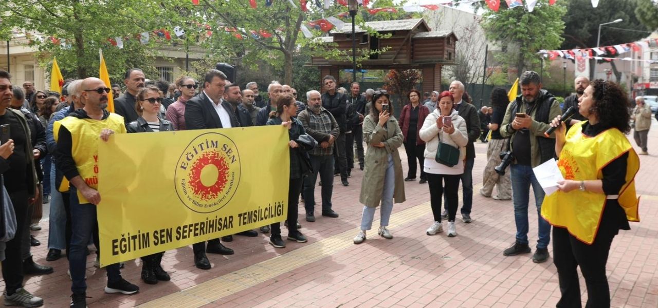 Seferihisar’da Eğitim-Sen öncülüğünde düzenlenen yürüyüşte şiddete karşı insan zinciri oluşturuldu.