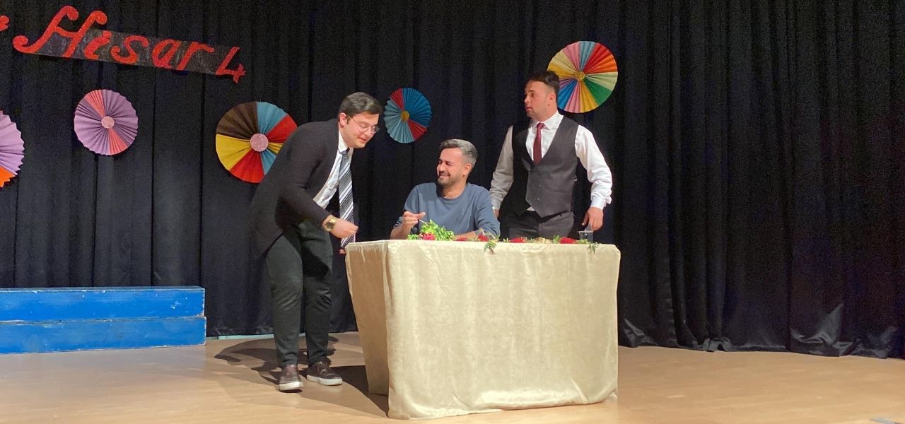 Seferihisar’ın büyük beğeni toplayan tiyatro serisi Skeç-i Hisar, dördüncü oyunuyla