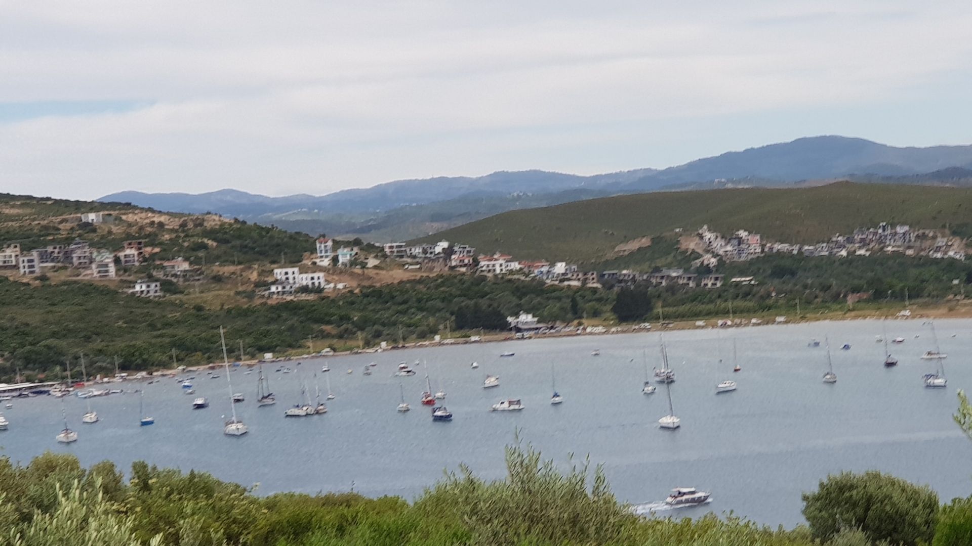 Seferihisar Sığacık'ta artan hava sıcaklıklarıyla birlikte hafta sonu plajlarda büyük