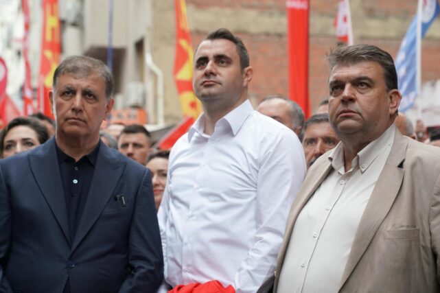 CHP İzmir İl Başkanlığı binası önünde toplanan parti örgütleri ve