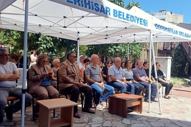 AK Parti Seferihisar İlçe Başkanı Serdar Kısaağa, toplumun her kesimine dokunan bu kıymetli eğitim merkezinin her zaman destekçisi olacaklarını açıkladı.