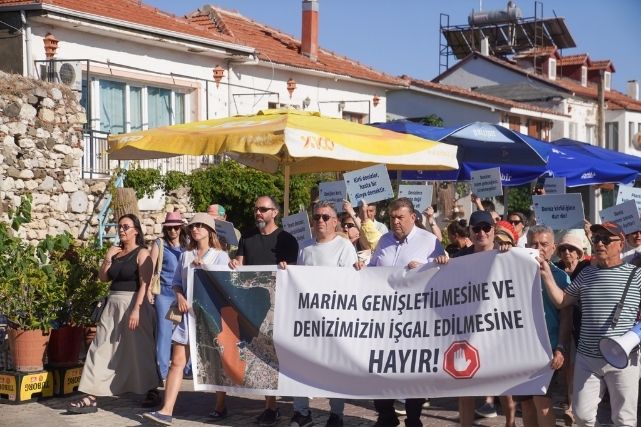 Sığacık Balıkçı Barınağı'nda düzenlenen basın açıklamasında sivil toplum kuruluşları ve