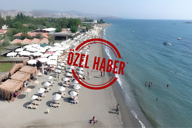 Seferihisar Sığacık Akkum Halk Plajı'nda ticari işletmelerin sahil şeridini şezlonglarla