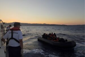 İzmir'in Seferihisar ilçesi açıklarında Sahil Güvenlik ekipleri tarafından durdurulan lastik