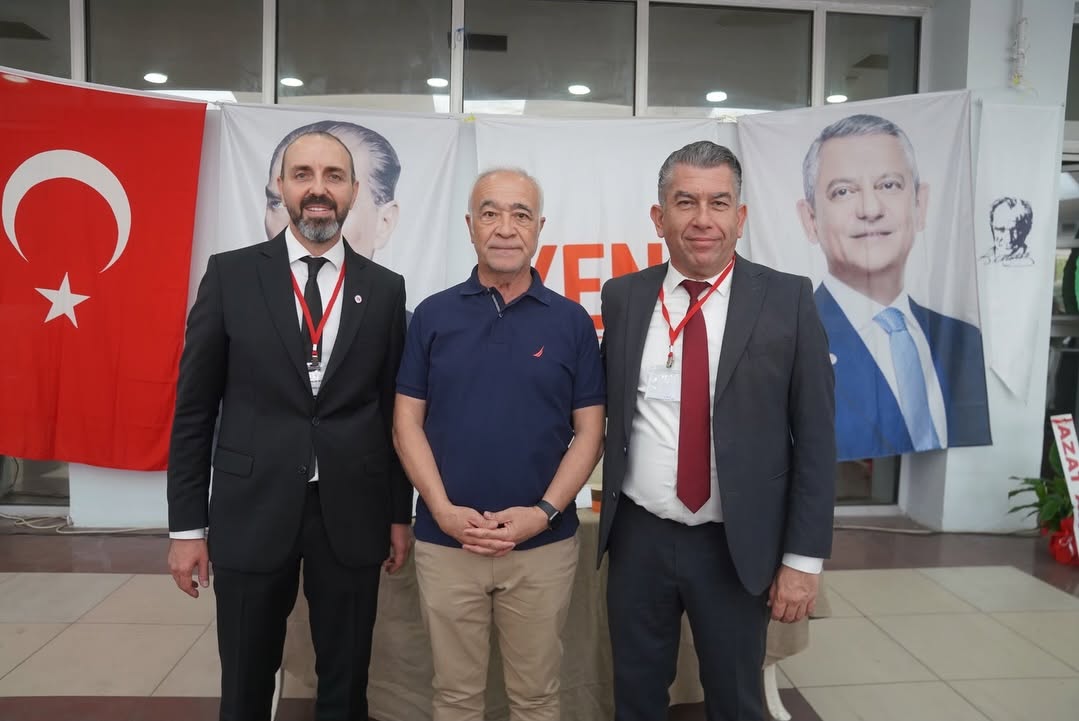 Yeni Parti Seferihisar’da bayrak değişimi Yeni Parti Seferihisar İlçe Kongresi tamamlandı. Kurucu başkan Rahmi Tezel