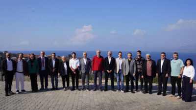 Siyasi rozetler rafa kalktı: Seferihisar için tarihi dayanışma Seferihisar'da farklı siyasi partilerin temsilcileri, 'Seferihisar Dayanışması' projesi kapsamında bir