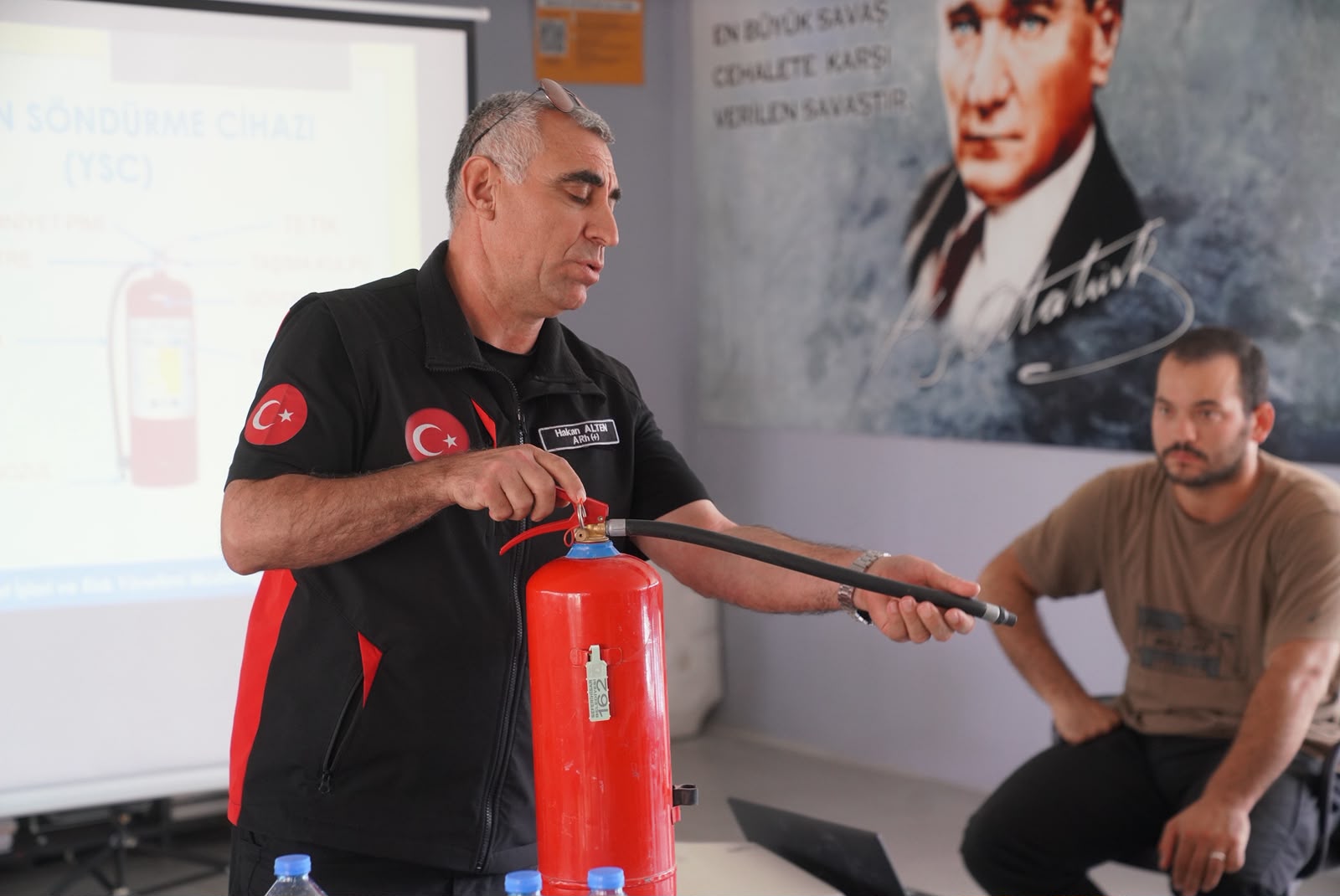 Seferihisar Afet İşleri Müdürlüğü, dar sokaklarıyla bilinen Sığacık Kaleiçi esnafına