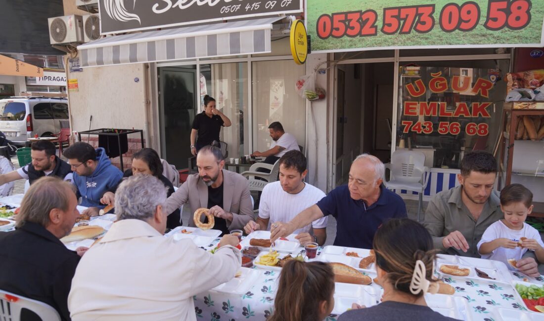 Seferihisar Hıdırlık Mahallesi 78 Sokak esnafı, geleneksel hale getirdiği sabah