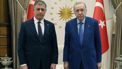 Cemil Tugay AK Parti Genel Merkezi’nde: Rozeti Erdoğan takacak İzmir Büyükşehir Belediye Başkanı Cemil Tugay, Cumhurbaşkanı Recep Tayyip Erdoğan'ın